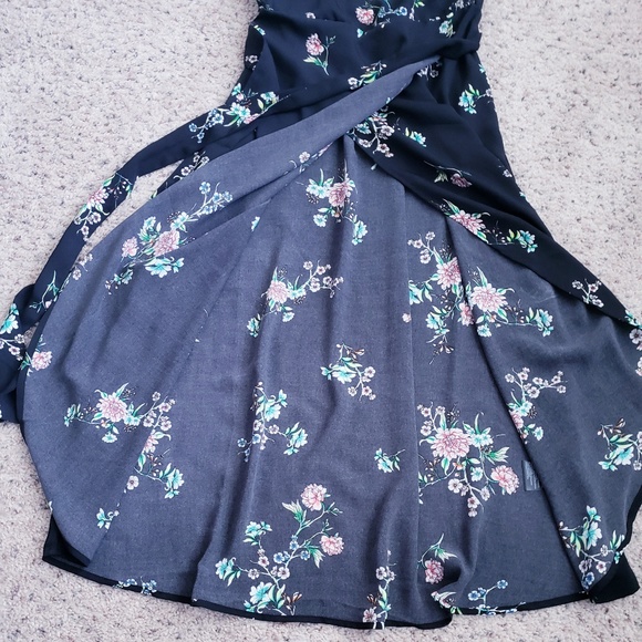 H&M V-Neck Black Floral Print Dress - Picture 5 of 6